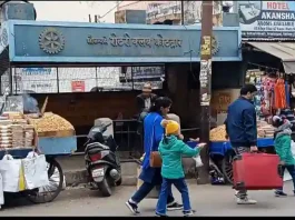 कोटद्वार: स्टेशन रोड पर बना यात्री शेड अतिक्रमणकारियों के कब्जे में, वीडियो देखें