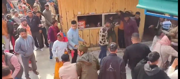 Sidhbali Fight Video: जमकर चले लात घुसे, देखें वीडियो!